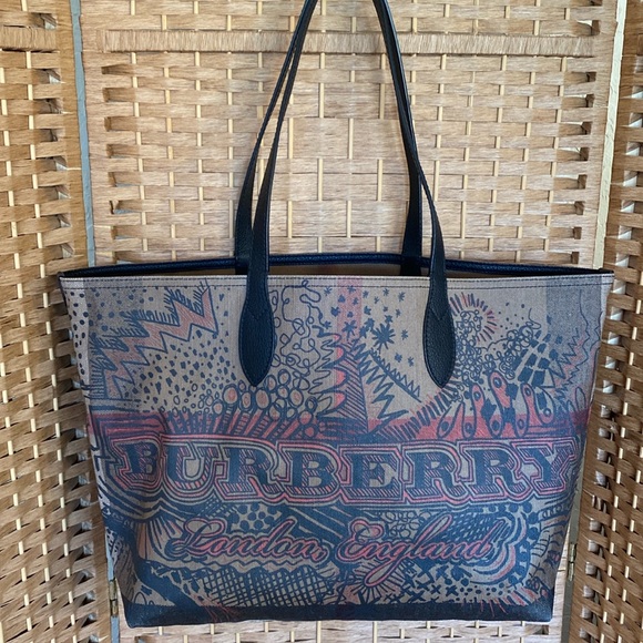 🎉 AUTHENTIC BURBERRY REVERSIBLE DOODLE CANVAS TOTE‼️ - Picture 1 of 17